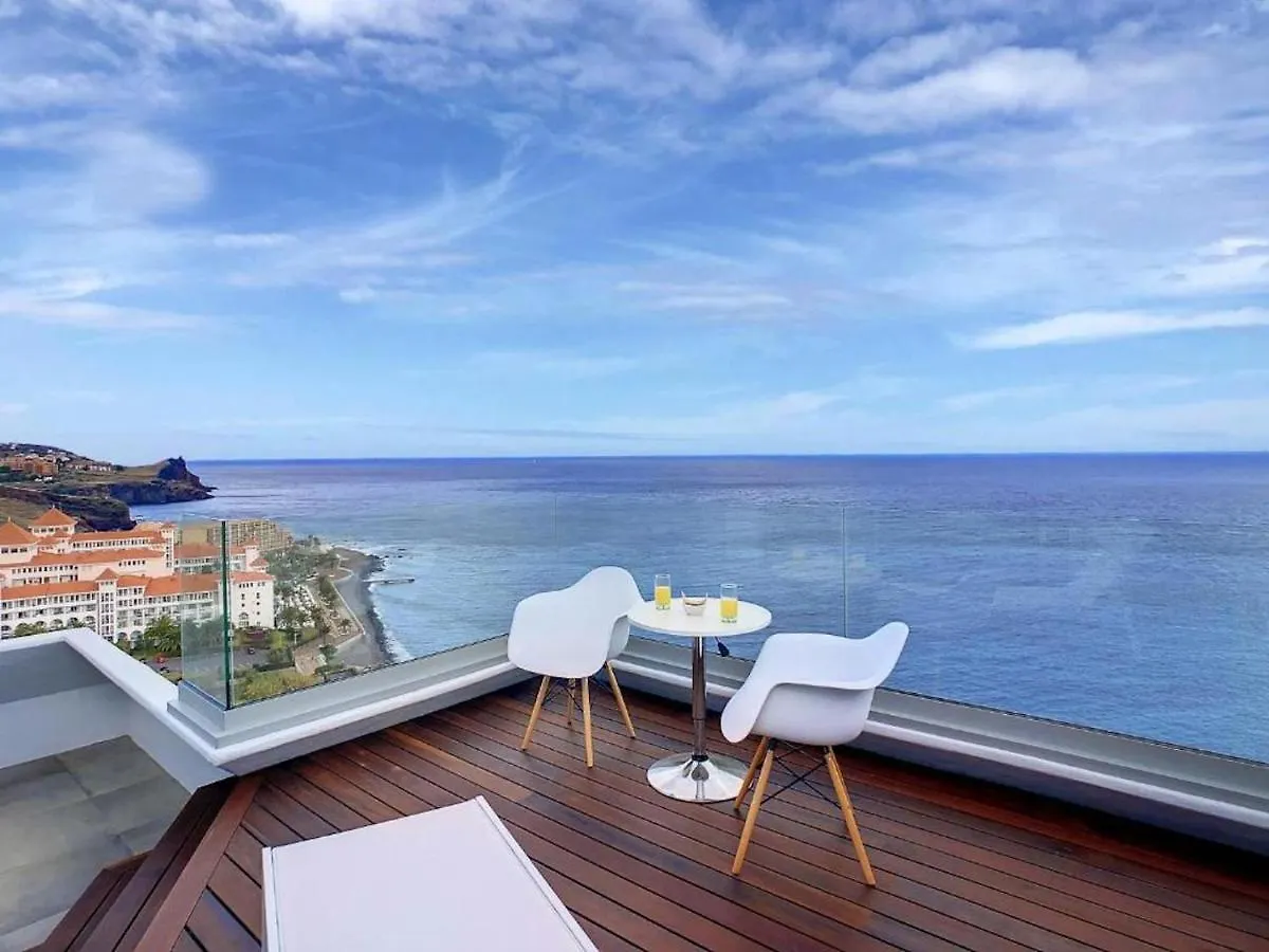Luxurious Penthouse Suite direct at sea Caniço
